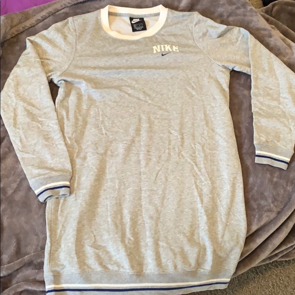 I’m selling this Nike sweater dress